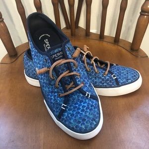 Sperry Crest Vibe Scale Pattern